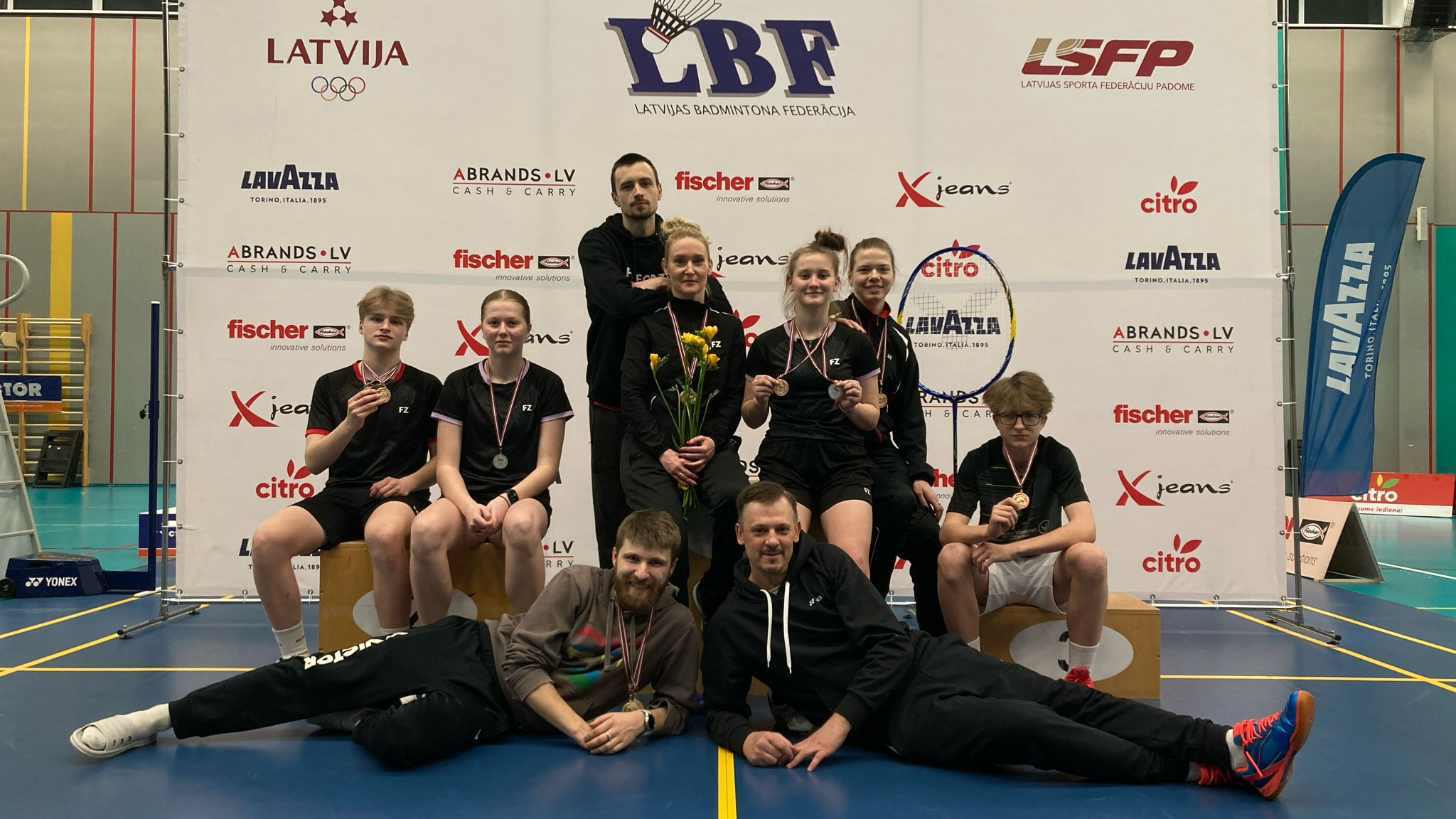 Rīgas Skolēnu pils badmintonistu foto pēc sacensībām