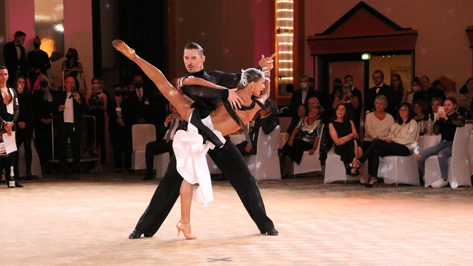 Latvijas pāris iekļūst ceturtdaļfinālā pasaules čempionātā Latīņamerikas dejās 