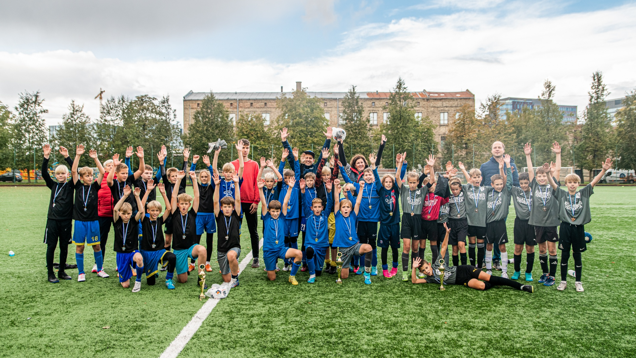 Finālu trilleris Rīgas starpskolu sacensībās futbolā